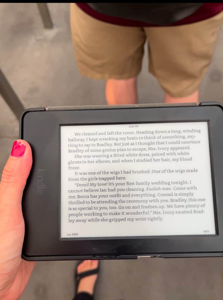 hand holding kindle